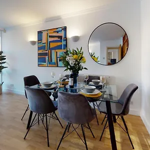 Docklands Riverside Superior 3 Bedroom Apartment By Delta Accomodation Apartment London